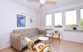 Jasne Studio z Balkonem w Centrum, Blisko Plaży by Noclegi Renters